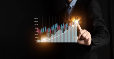 İşadamı ya da tüccar artan bir sanal hologram stoku gösteriyor, ticarete yatırım. planlama ve strateji, borsa, iş büyümesi, ilerleme veya başarı kavramı.