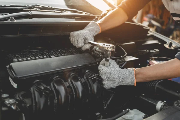 Kfz Mechaniker Reparatur Eines Autos Motor Kfz Werkstatt Mit Einem — Stockfoto