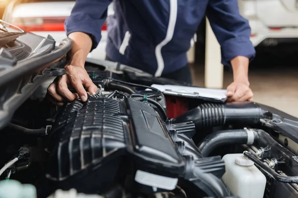 Automobile Mechanic Repairman Hands Repairing Car Engine Automotive Workshop — Stock Photo, Image