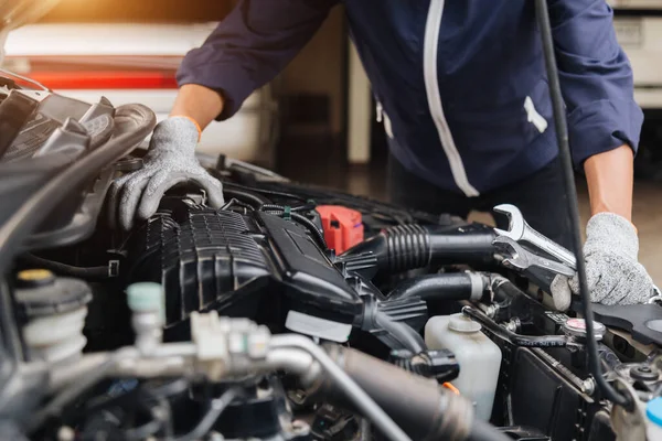 Riparatore Meccanico Automobilistico Mani Riparazione Motore Automobilistico Officina Automobilistica — Foto Stock