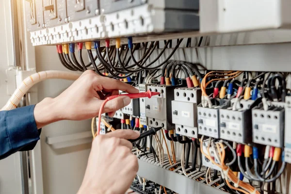 Ingeniero Electricista Utiliza Multímetro Para Probar Instalación Eléctrica Corriente Línea — Foto de Stock