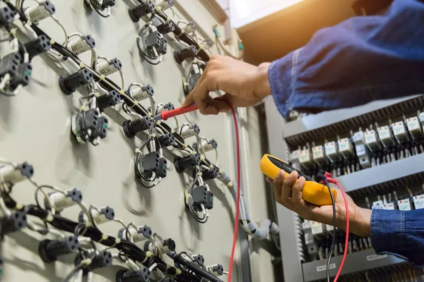Инженер Электрик Работает Измерителем Напряжения Тока Электрической Линии Электрическом Шкафу — стоковое фото