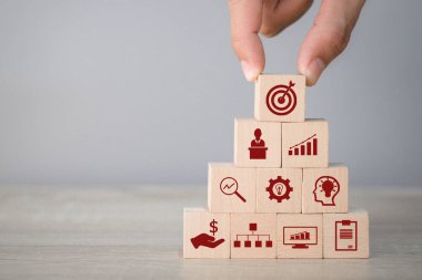 Elle düzenleme ahşap blok ikon ok ve iş ile istifleme, iş konsepti hedefleme.