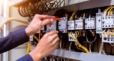 Kontrol panelinde elektrik akımını test eden çoklu metre ölçümleri.