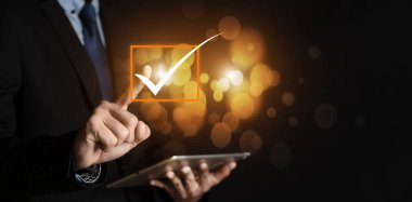 Müşteri hizmetleri ve memnuniyet konsepti, iş adamı sanal ekranda gülen yüz ifadesine basıyor. Mutlu gülen yüz ikonuna hizmet etmek için. reyting çok etkileyici..