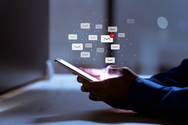 Akıllı telefon, e-posta simgesi, e-posta kutusu elektronik iletişim grafikleri konsepti kullanan iş dünyası.