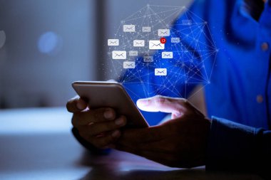 Akıllı telefon, e-posta simgesi, e-posta kutusu elektronik iletişim grafikleri konsepti kullanan iş dünyası.