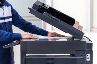 İşadamı, yazıcı fotokopi ağı panelindeki düğmeye basar, ofis konseptinde fotokopi üzerinde çalışır, yazıcı, kağıt tarama ve kopyalama için ofis çalışanı ekipmanıdır.