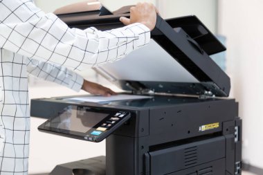 İşadamı, yazıcı fotokopi ağı panelindeki düğmeye basar, ofis konseptinde fotokopi üzerinde çalışır, yazıcı, kağıt tarama ve kopyalama için ofis çalışanı ekipmanıdır.