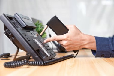 Çağrı merkezi personelinin elleri telefon ofisindeki düğme numarasına, iletişim desteğine, çağrı merkezine ve müşteri hizmetleri yardım masasına bassın. Çağrı Merkezi kavramı için