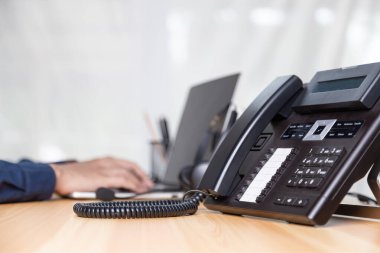 Çağrı merkezi personelinin elleri telefon ofisindeki düğme numarasına, iletişim desteğine, çağrı merkezine ve müşteri hizmetleri yardım masasına bassın. Çağrı Merkezi kavramı için