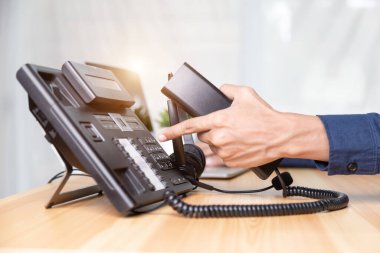 Çağrı merkezi personelinin elleri telefon ofisindeki düğme numarasına, iletişim desteğine, çağrı merkezine ve müşteri hizmetleri yardım masasına bassın. Çağrı Merkezi kavramı için