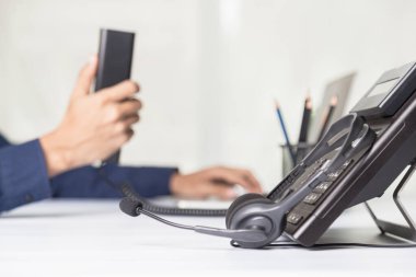 Çağrı merkezi personelinin elleri telefon ofisindeki düğme numarasına, iletişim desteğine, çağrı merkezine ve müşteri hizmetleri yardım masasına bassın. Çağrı Merkezi kavramı için
