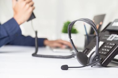 Çağrı merkezi personelinin elleri telefon ofisindeki düğme numarasına, iletişim desteğine, çağrı merkezine ve müşteri hizmetleri yardım masasına bassın. Çağrı Merkezi kavramı için