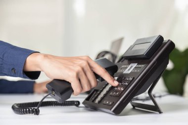 Çağrı merkezi personelinin elleri telefon ofisindeki düğme numarasına, iletişim desteğine, çağrı merkezine ve müşteri hizmetleri yardım masasına bassın. Çağrı Merkezi kavramı için