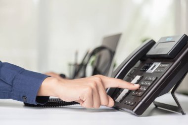 Çağrı merkezi personelinin elleri telefon ofisindeki düğme numarasına, iletişim desteğine, çağrı merkezine ve müşteri hizmetleri yardım masasına bassın. Çağrı Merkezi kavramı için