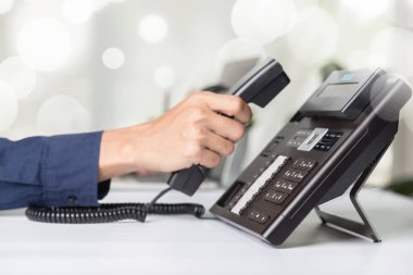 Çağrı merkezi personelinin elleri telefon ofisindeki düğme numarasına, iletişim desteğine, çağrı merkezine ve müşteri hizmetleri yardım masasına bassın. Çağrı Merkezi kavramı için