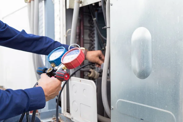 Tekniker Kontrollerar Luftkonditionering Mätutrustning För Att Fylla Luftkonditioneringsapparater — Stockfoto