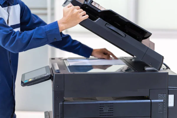 인쇄업자가 복사기 네트워크 패널의 버튼을 누르고 사무실 컨셉으로 작업을 프린터는 — 스톡 사진