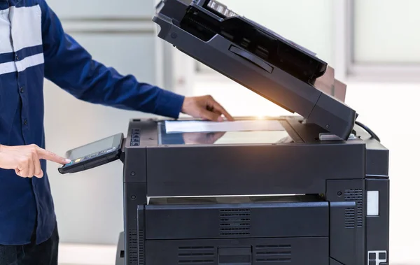 인쇄업자가 복사기 네트워크 패널의 버튼을 누르고 사무실 컨셉으로 작업을 프린터는 — 스톡 사진
