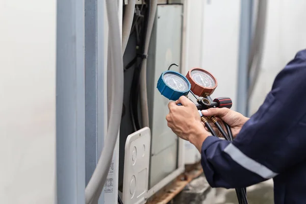 Technikus Ellenőrzi Légkondicionálót Légkondicionálók Töltésére Szolgáló Mérőberendezéseket — Stock Fotó