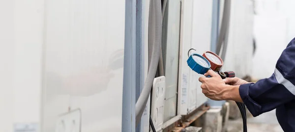 Technician Checking Air Conditioner Measuring Equipment Filling Air Conditioners — Stock Photo, Image