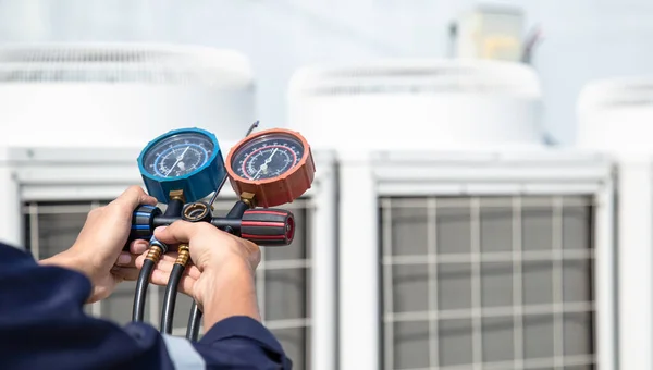 Techniker Überprüft Klimaanlage Messgeräte Zur Befüllung Von Klimaanlagen Service Und — Stockfoto