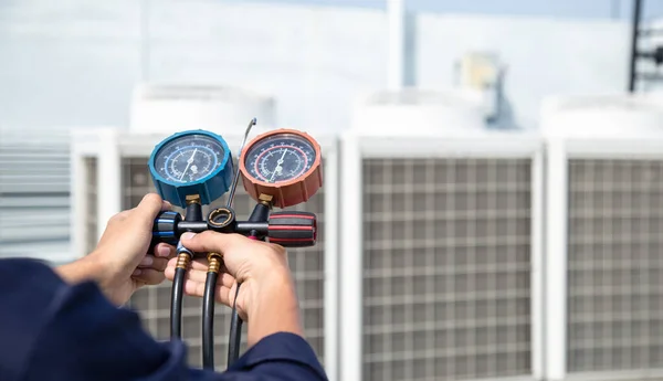 Technik Kontroluje Klimatizaci Měřicí Zařízení Pro Plnění Klimatizátorů Vzduchu Servis — Stock fotografie