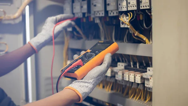 Ingeniero Electricista Utiliza Multímetro Para Probar Instalación Eléctrica Corriente Línea —  Fotos de Stock