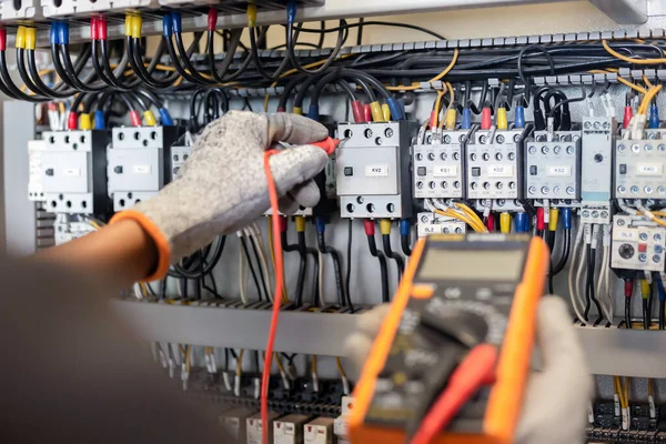 Elektrotechnik Používá Multimetr Testování Elektrické Instalace Proudu Rozvodné Skříni Elektrického — Stock fotografie