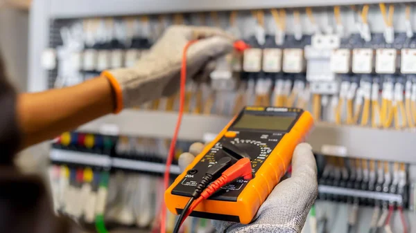 Ingeniero Electricista Utiliza Multímetro Para Probar Instalación Eléctrica Corriente Línea —  Fotos de Stock