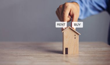 Buy or Rent 'le çalışan iş adamı, kopyalama alanı. Mülk yatırımı ve ev kredisi finansal konsepti El 'in ahşap eve para yığını koyması. .