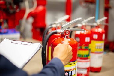 Mühendis Endüstriyel yangın kontrol sistemini, yangın alarmı kontrolörünü, yangın uyarıcısını, yangın söndürme sistemini kontrol ediyor. Yangın durumunda sistem hazır..