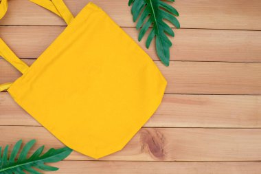 Çanta, kumaş kumaş kumaş, alışveriş çantası, ahşap arka planda boş maket..