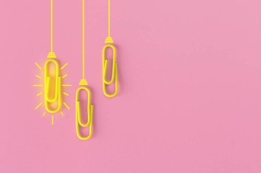 Kağıt ataç, düşünme, yaratıcılık, mavi arka planda ampul, yeni fikirler kavramı ile harika fikirler..