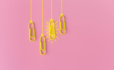 Kağıt ataç, düşünme, yaratıcılık, mavi arka planda ampul, yeni fikirler kavramı ile harika fikirler..