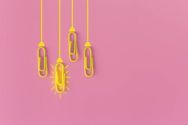 Kağıt ataç, düşünme, yaratıcılık, mavi arka planda ampul, yeni fikirler kavramı ile harika fikirler..