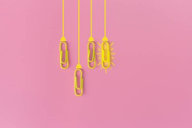 Kağıt ataç, düşünme, yaratıcılık, mavi arka planda ampul, yeni fikirler kavramı ile harika fikirler..