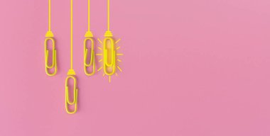 Kağıt ataç, düşünme, yaratıcılık, mavi arka planda ampul, yeni fikirler kavramı ile harika fikirler..