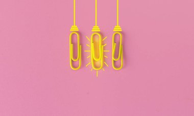 Kağıt ataç, düşünme, yaratıcılık, mavi arka planda ampul, yeni fikirler kavramı ile harika fikirler..