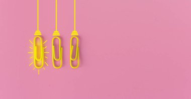 Kağıt ataç, düşünme, yaratıcılık, mavi arka planda ampul, yeni fikirler kavramı ile harika fikirler..