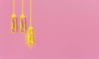 Kağıt ataç, düşünme, yaratıcılık, mavi arka planda ampul, yeni fikirler kavramı ile harika fikirler..