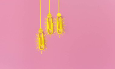 Kağıt ataç, düşünme, yaratıcılık, mavi arka planda ampul, yeni fikirler kavramı ile harika fikirler..