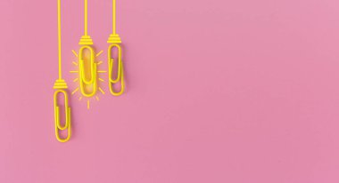 Kağıt ataç, düşünme, yaratıcılık, mavi arka planda ampul, yeni fikirler kavramı ile harika fikirler..