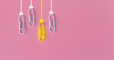 Kağıt ataç, düşünme, yaratıcılık, mavi arka planda ampul, yeni fikirler kavramı ile harika fikirler..