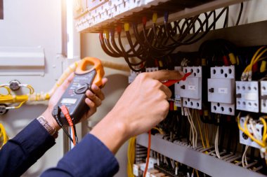 Kontrol panelinde elektrik akımını test eden çoklu metre ölçümleri.