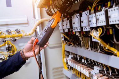 Kontrol panelinde elektrik akımını test eden çoklu metre ölçümleri.