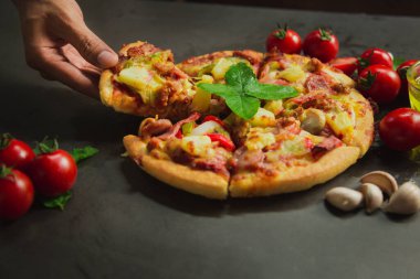 En iyi domuz etli pizza manzarası, siyah arka planda lezzetli domuz etli pizza..