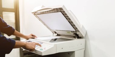 İş adamları tuş takımları yazıcı, yazıcı, tarayıcı, lazer fotokopi makinesi, ofis ekipmanları, konsept üzerinde çalışmaya başlayın.