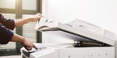 İş adamları tuş takımları yazıcı, yazıcı, tarayıcı, lazer fotokopi makinesi, ofis ekipmanları, konsept üzerinde çalışmaya başlayın.